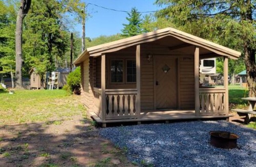 Centre Hall Cabin | Primitive Cabin PC1