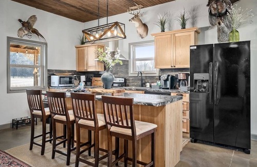 Hermann Hostel | Private 77 Acre Farm Hermann MO - Sleeps 8+