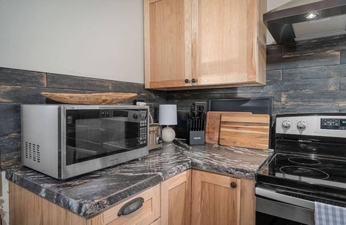 Hermann Hostel | Private 77 Acre Farm Hermann MO - Sleeps 8+