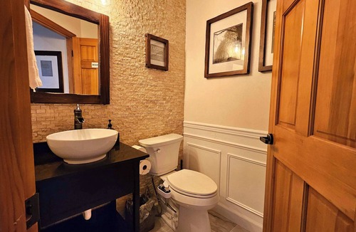 Snohomish Bed & Breakfast | Private Bedroom w Hot Tub and Arcade