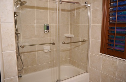 Snohomish Bed & Breakfast | Private Bedroom w Hot Tub and Arcade