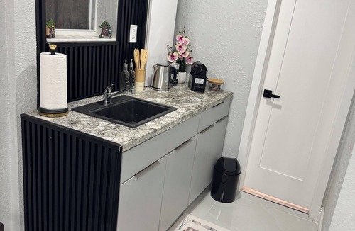 Highland Garden House | Private Chic Studio with Patio King Bed Near Beach