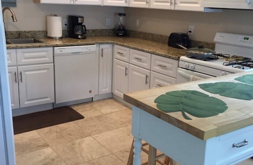Clearwater Beach House | PRIVATE COTTAGE OCEAN VIEW 44 PACES TO BEACH, CLOSE TO RESTAURANTS AND SHOPS