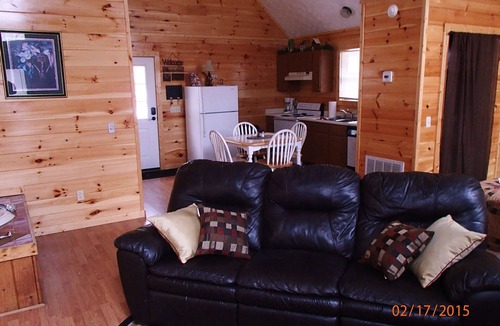 Sevierville Cabin | Private Cozy Cabin/WiFi & Linens Provided/Heart-Shaped Jaquzzi Tub
