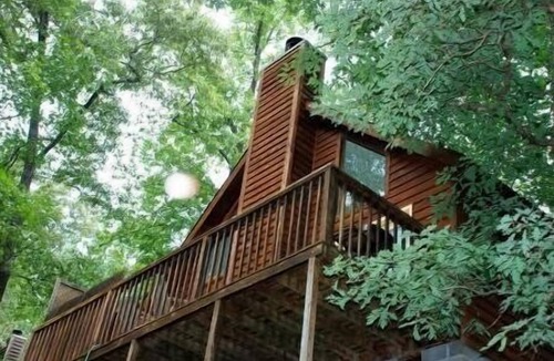 Sevierville Cabin | Private Cozy Cabin/WiFi & Linens Provided/Heart-Shaped Jaquzzi Tub
