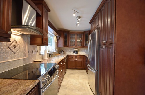 Riverside Park House | Private Cozy Home Away From Home 3bdrm 3Bath With Pool 10 Min From Airport