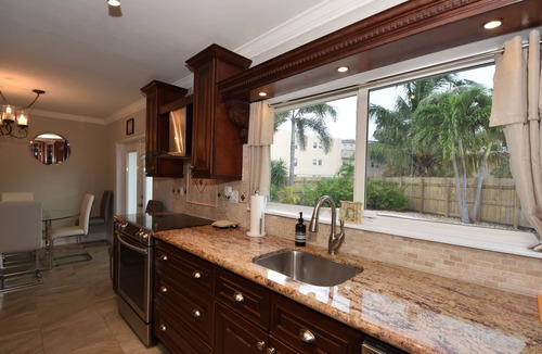 Riverside Park House | Private Cozy Home Away From Home 3bdrm 3Bath With Pool 10 Min From Airport