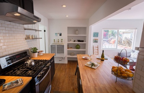 Mid-Wilshire House | PRIVATE DESIGNER ROOFTOP GUEST SUITE WITH WI-FI AND AC!
