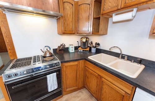 Blanchard Cabin | Private Forest Cabin Near Silverwood Theme Park - Sleeps 5