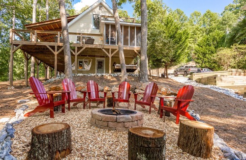 Dawsonville House | Private In the woods cabin With a Lakeview