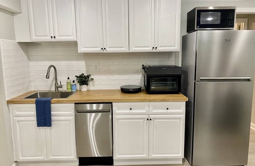 Fairfax House | Private Lower Level Apartment w/Separate Entrance I 30 Day Minimum