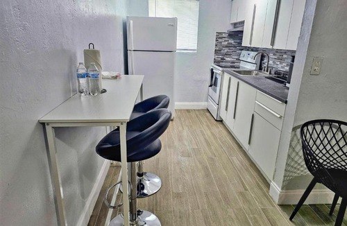 West Park Apartment | Private Modern 1 Bedroom 6 Miles to Hard Rock Stadium