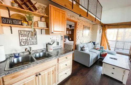 Colorado Springs Villa | Private Mountain Cottage! King Bed * 8 Acres