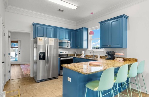 Holiday Beach House | Private Pool - Arcades - Pergola -1 block to beach