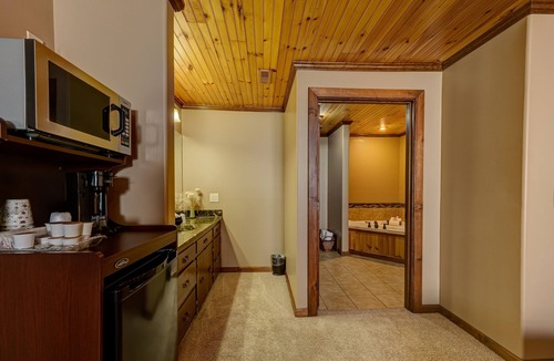 Blue Ridge House | Private Room at Willow Creek Falls Lodge