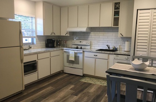 South Gate Ridge Apartment | Private Updated Mother In Law Apartment with Fenced Yard 4 miles from Siesta Key