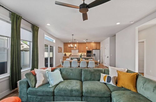 West Valley House | Pro Golf Simulator and Hot Tub, New Luxury 4 BR, Boise Home Sleeps 12