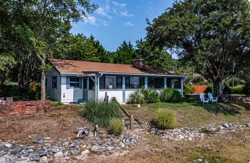 Christchurch Cottage | Quaint cottage in welcoming Topping with cozy charm, water view from all windows