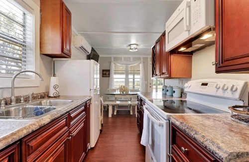 Townsend Cottage | Quaint Cottage on Tidal Creek with Private Dock, minutes to Shellman Bluff