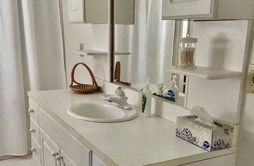 Pine Harbor Cottage | Quaint Cottage with Marina Access and Free Boat Lift Privileges plus dockages