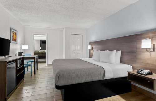 Disston Heights Hotel | Quality Inn & Suites at Tropicana Field