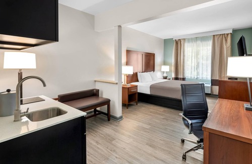 Waldorf Hotel | Quality Suites Waldorf