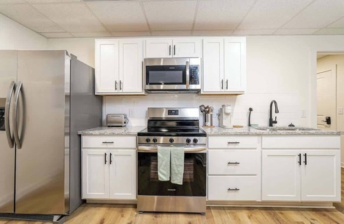 Winston - Salem House | Queen’s Quarters! 6BR 3B Near Atrium Health & WFU