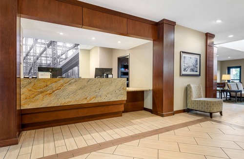 Warrendale Apartment | Queen Studio w/Work Desk | Free Breakfast + Pool