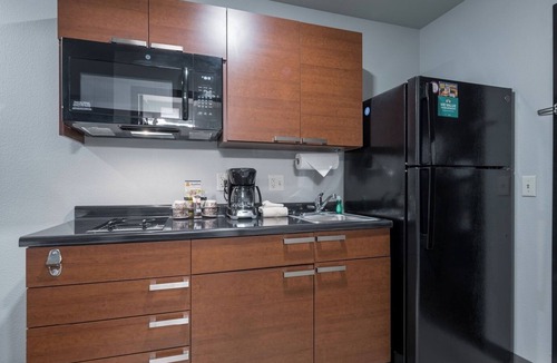 Ketchikan Hotel | Quiet 2 Queen Bed Room w/Kitchen & Scenic Views – Short Walk to Local Trails!
