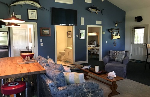 Temperanceville Cabin | QUIET, pet-friendly nature retreat with HOT TUB & without getting BIT!