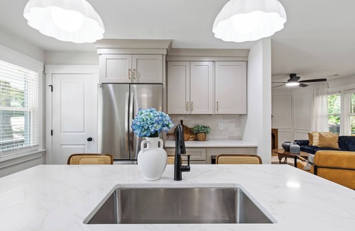North Raleigh House | Raleigh Spacious Modern Retreat for 10