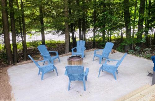 Rapid City House | Rapid City Cottage w/Deck: 1/4 Mi to Torch Lake!