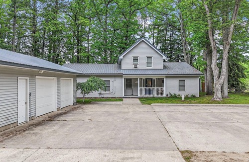 Rapid City Cottage | Rapid River Retreat, Spacious Cozy Cottage close to Torch Lake,