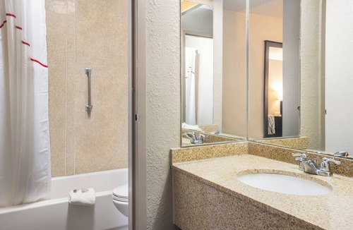 Windsor Forest Hotel | Red Roof Inn Savannah - Southside/Midtown