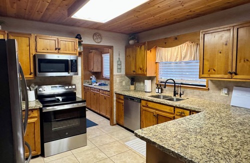 Overgaard Cabin | ReelParadise Cabin 3BR/2BA with AC, WiFi, cable - ready for your quick escape!