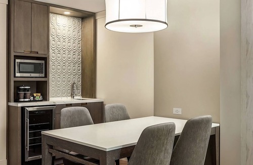 Streeterville Hotel | Relax and Recharge! 4 Comfortable Units, Parking, Onsite Swimming Pool