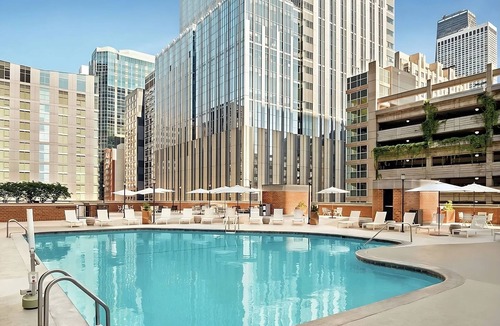 Streeterville Hotel | Relax and Recharge! 4 Comfortable Units, Parking, Onsite Swimming Pool