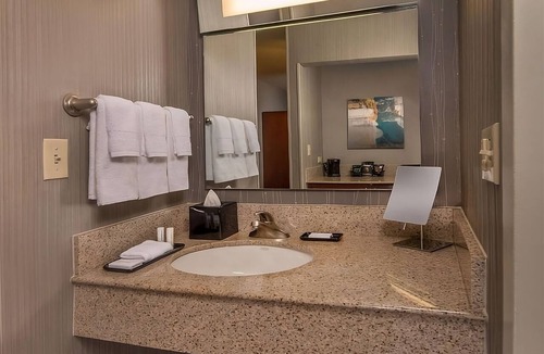 Rosslyn Hotel | Relax and Unwind! 2 Comfortable Units Close to Lincoln Memorial! Pets Allowed