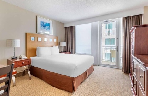 Northeast Virginia Beach Hotel | Relax by the Ocean | 4 Suites with Full Kitchen, Outdoor Pool & Great Views