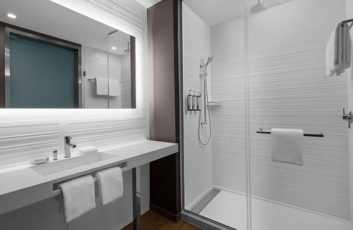 Clearwater Beach Hotel | Relax in 4 Elegant Rooms with Rooftop Pool and Poolside Umbrellas