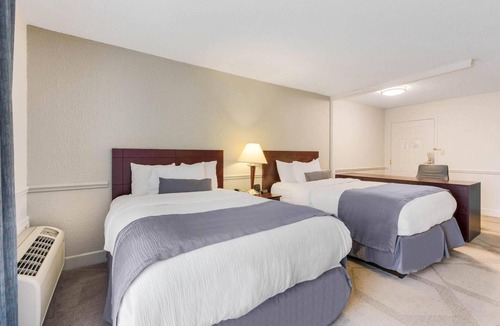 Blue Ash Hotel | Relax in Luxe Room Near Dororthy Francis Rec Area – Just 1.9 Miles Away