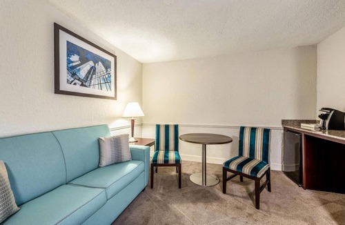 Blue Ash Hotel | Relax in Luxe Room Near Dororthy Francis Rec Area – Just 1.9 Miles Away