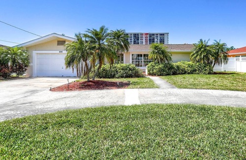 Island Estate House | Relax in Paradise! Waterfront Pool, Boat Dock, Gas Grill, W/D, Wi-Fi/Cable ~ 406 Leeward Island