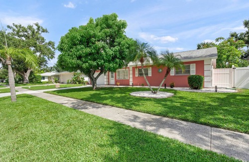 Gulf Gate Estates House | Relax in style at Coral Breeze! Your private Sarasota escape | Heated pool | Sunroom | Dog-friendly
