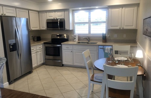 Englewood House | Relax under the Tiki Hut. Build memories! Without the Boca Grande price tag!