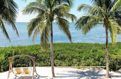 Key West Hotel | Relaxing Beach Getaway, with Onsite Pools, parking, Shuttle Service!