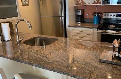 Southend Condo | Relaxing Beachfront Getaway with Heated Pool