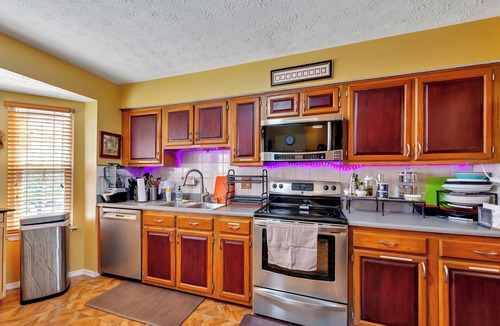 Fairfax House | Relaxing, Gorgeous Townhouse with 2 Spacious Master Bedrooms