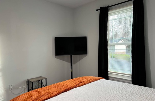 Greensboro House | Relaxing Greensboro Stay With King Bed