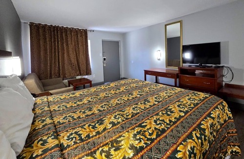 North Chesterfield Hotel | Relaxing King Room Near Science Museum of Virginia—4.9 miles | Free Parking